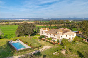 Can Costa Rural side view